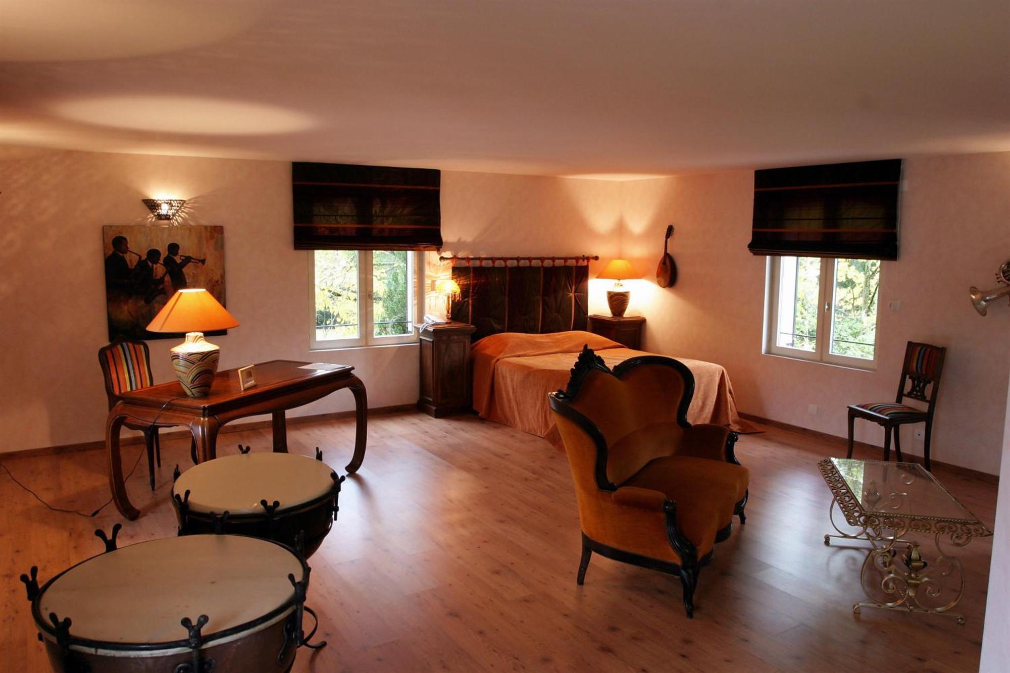 Chateau De La Dame Blanche - Logis Geneuille Екстериор снимка