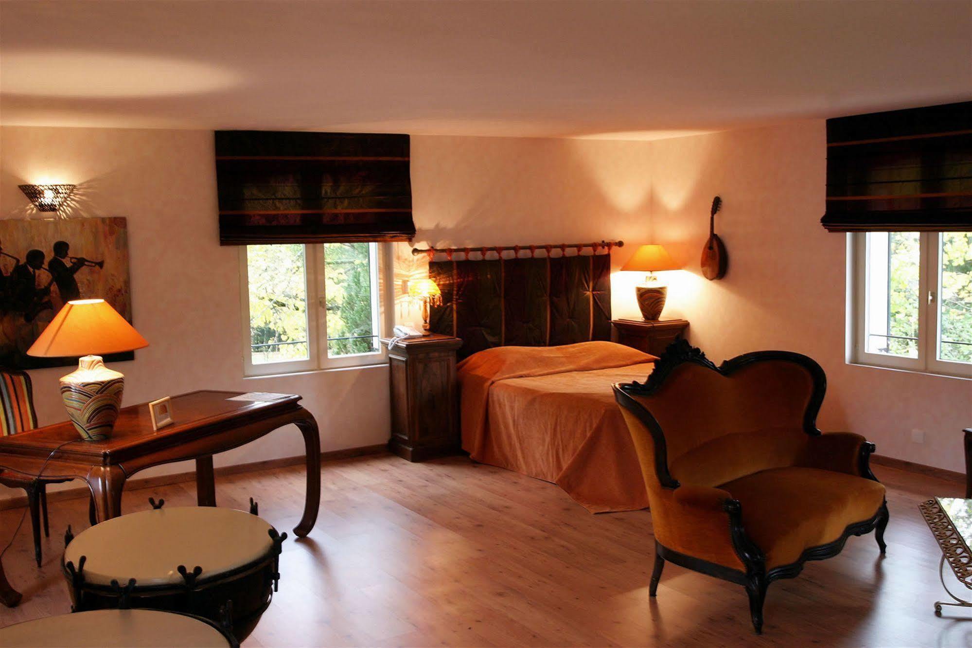 Chateau De La Dame Blanche - Logis Geneuille Екстериор снимка