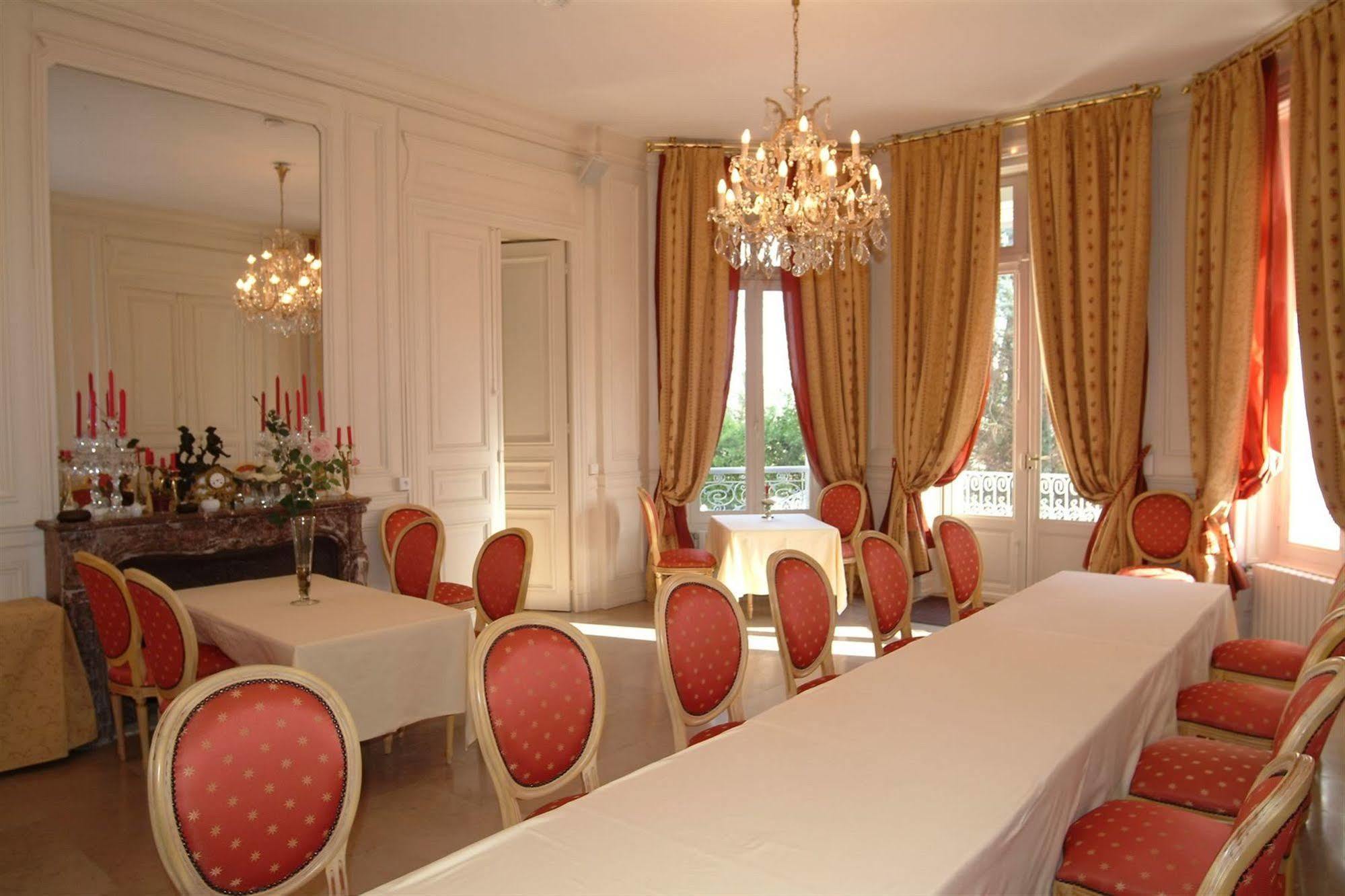 Chateau De La Dame Blanche - Logis Geneuille Екстериор снимка